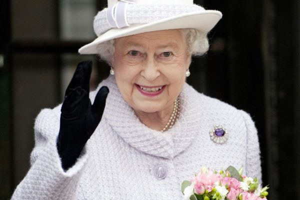 La Reine Elizabeth II approuve la loi appelant au report du Brexit