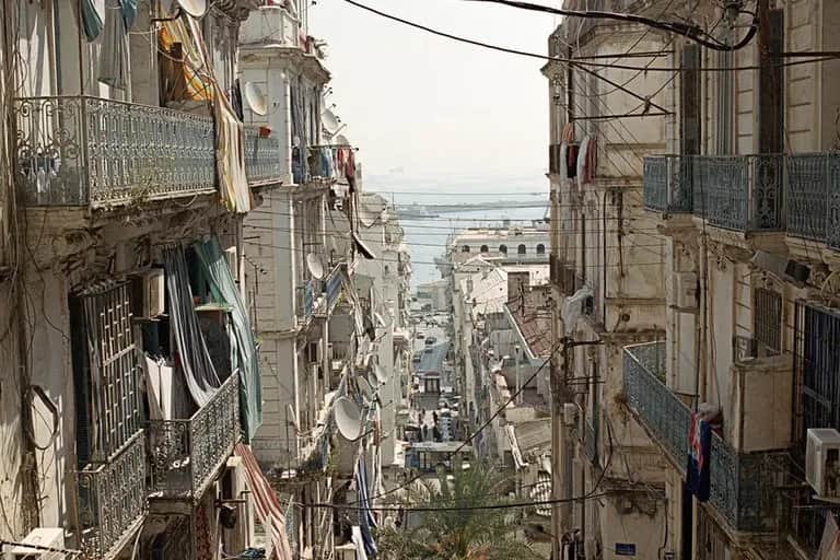 ALGER: DIPLOMATIE DE L’ABSURDE