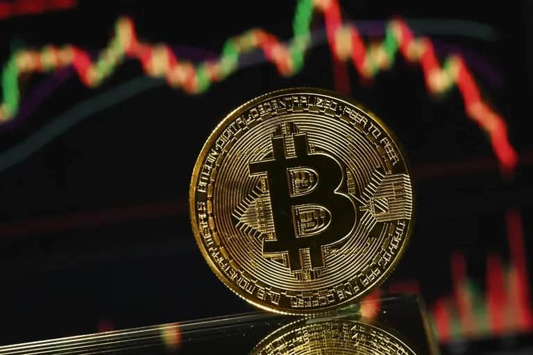 Bitcoin replonge vers les 60 000 dollars, un recul de près de 50 % depuis son sommet historique