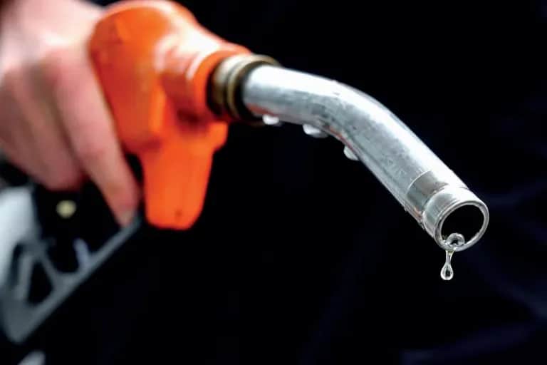 Carburants: le gasoil prend 65 centimes, l’essence baisse de 30 centimes