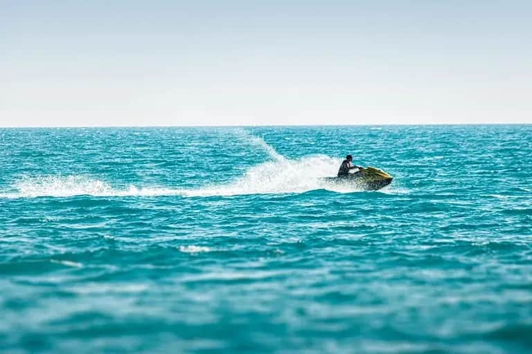 CES COW-BOYS EN BATEAU !