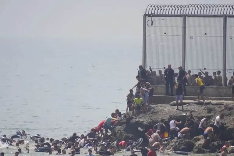 Sebta: 60.000 migrants, 25.000 retours au Maroc et 34 morts
