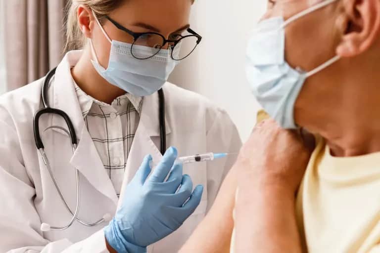 Covid-19: les bienfaits de la 3e dose du vaccin chez les 60 ans et plus