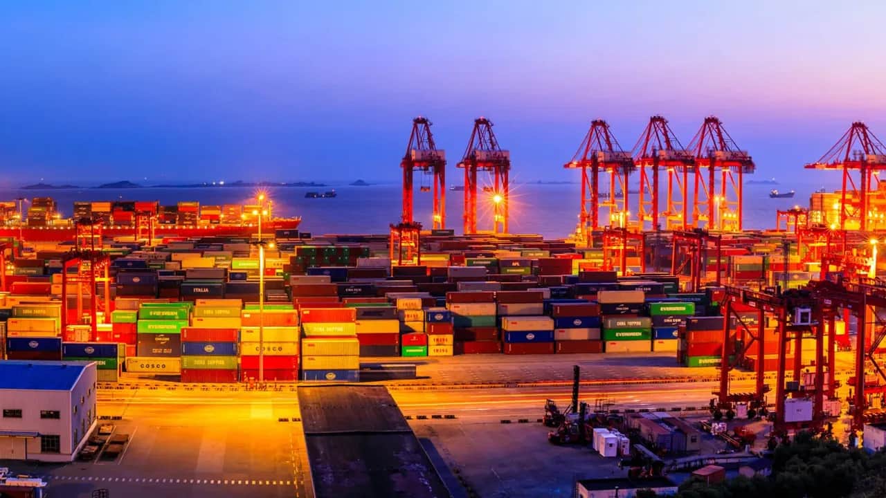 La croissance du commerce mondial devrait ralentir en 2023, selon l'OMC