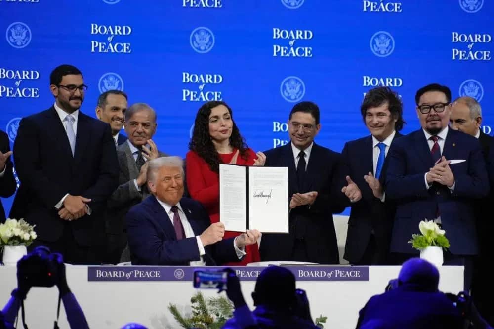 Bourita procède à Davos à la signature de la Charte constitutive du Conseil de Paix