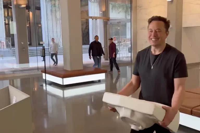 Elon Musk prend le contrôle de Twitter et licencie les dirigeants