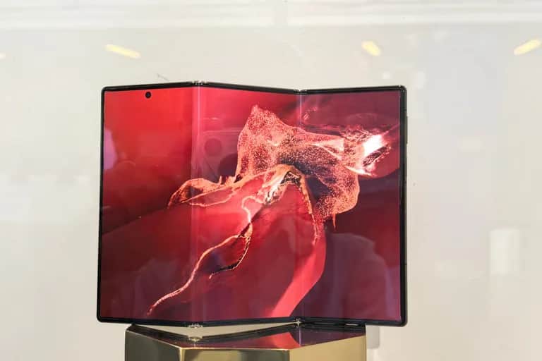 Smartphones : Huawei dévoile le Mate XT, le premier téléphone pliable en trois