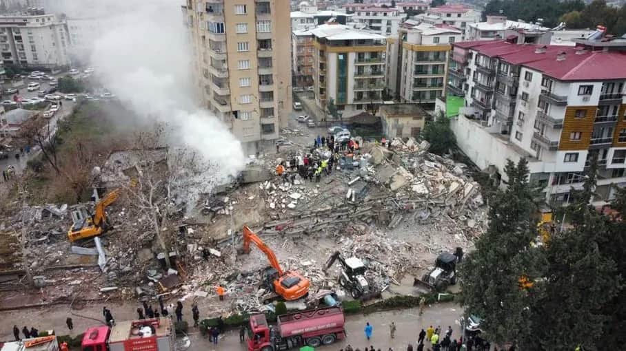 Le bilan du séisme en Turquie et en Syrie dépasse les 9.500 morts