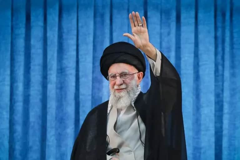Frappes américano‑israéliennes en Iran : Ali Khamenei tué, Téhéran jure de venger sa mort