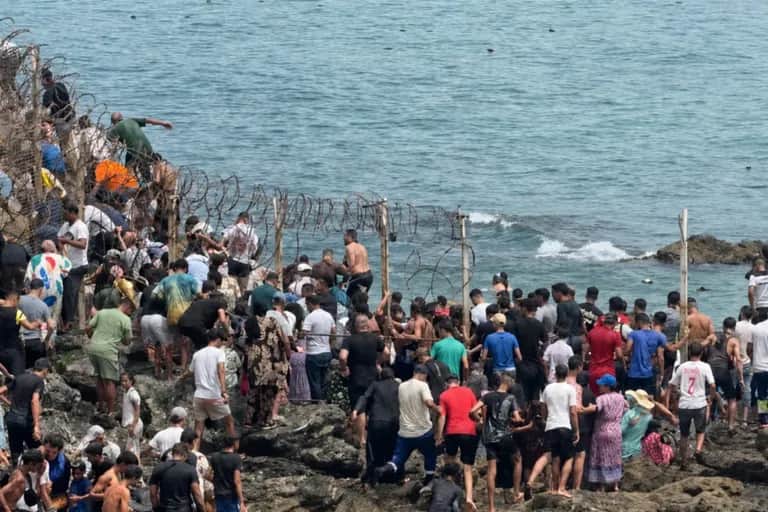 Sebta : plus de 40.000 migrants franchissent la frontière en 24 heures