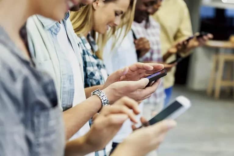 Télécoms: plus de 49 millions d'abonnés au mobile