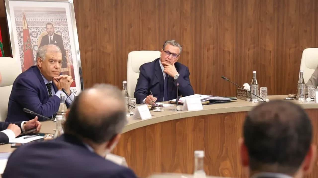 Tensions au Moyen-Orient : le gouvernement sécurise les stocks et maintient les prix