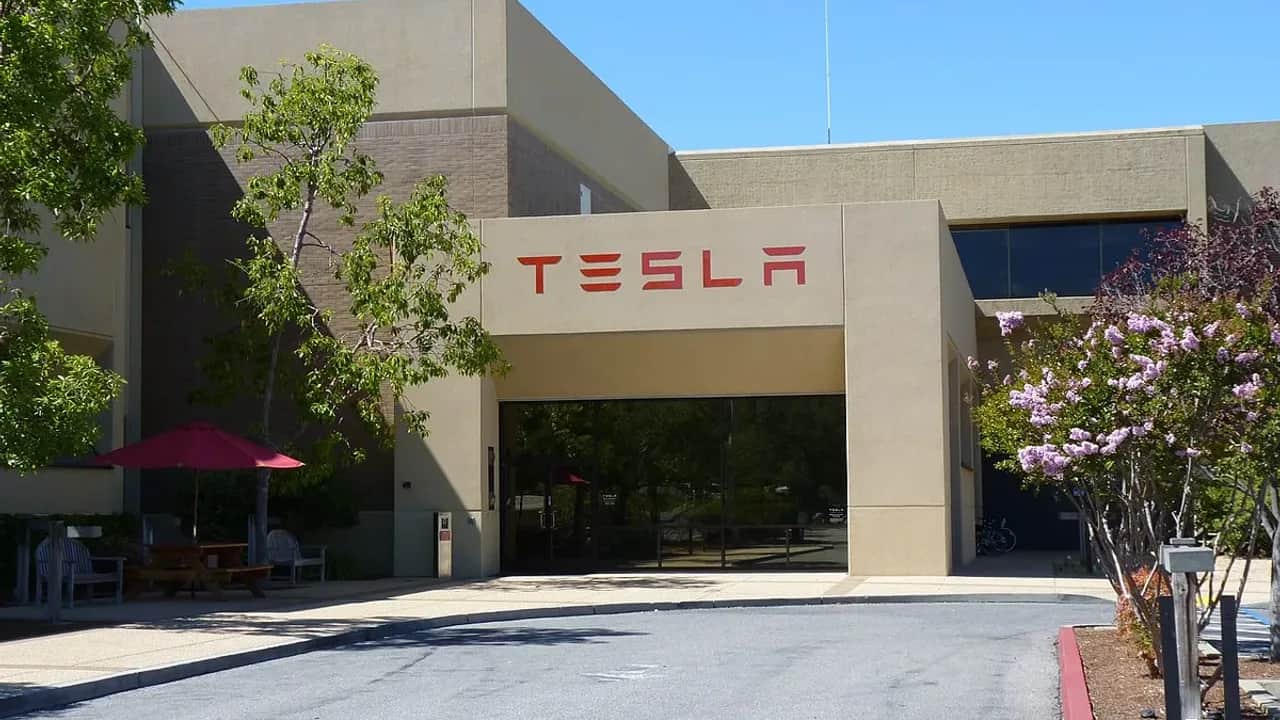 Tesla supprime plus de 10% de ses effectifs