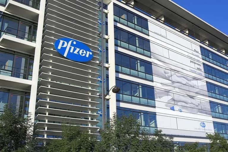 Vaccin Covid-19: le bénéfice 2021 de Pfizer dépasse les attentes