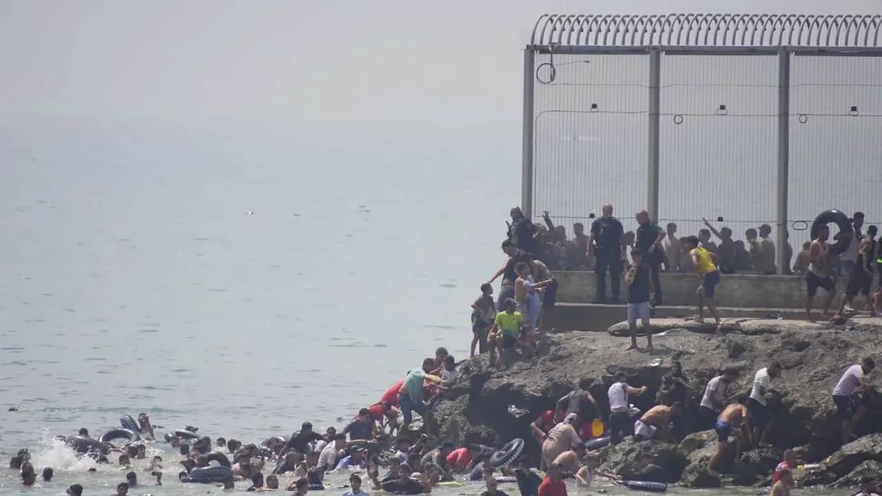 Sebta: 60.000 migrants, 25.000 retours au Maroc et 34 morts