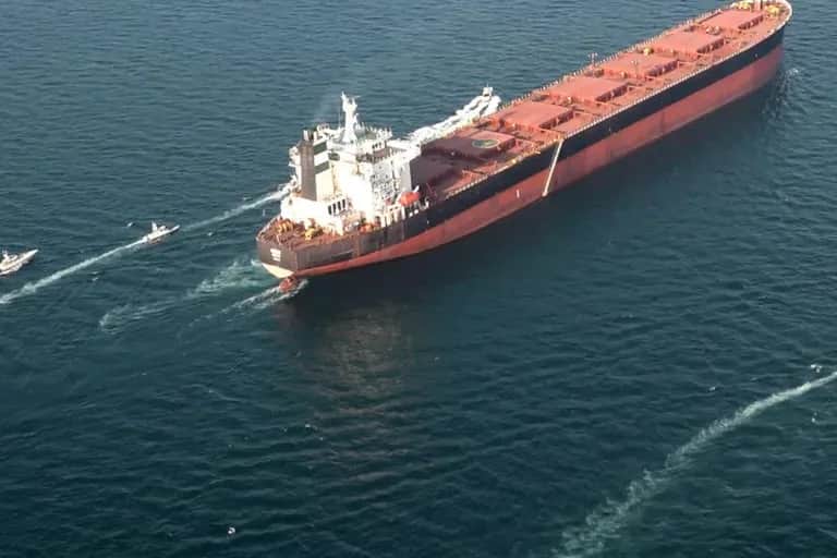 L’Iran ferme le détroit d’Ormuz et menace de brûler tout navire en transit