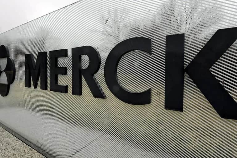 Le Royaume-Uni, premier pays à approuver la pilule anti-Covid-19 de Merck