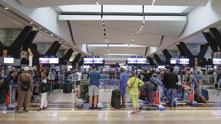 Omicron : 13 passagers arrivés aux Pays-Bas porteurs du variant, le Royaume-Uni corse ses restrictions