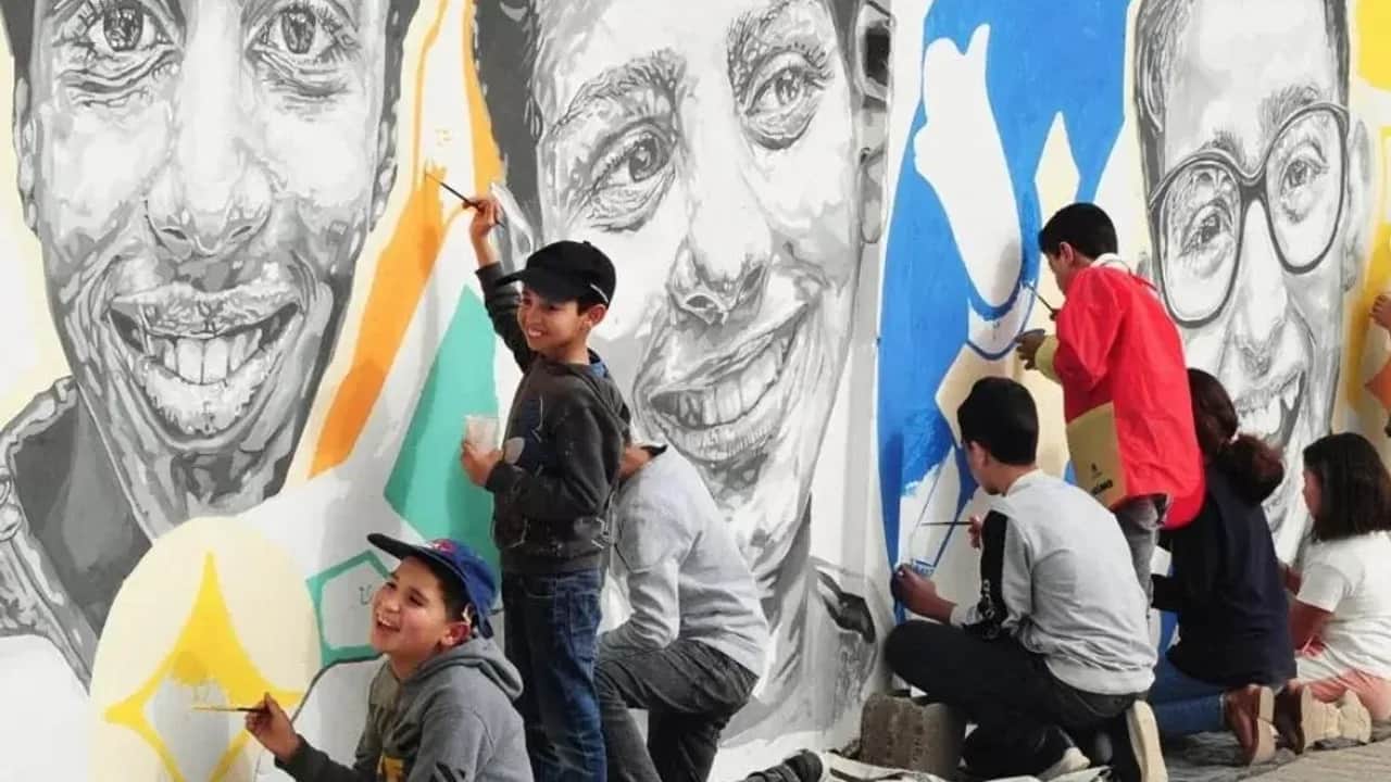 Street-art : Caterina Tur prend sous son aile des enfants d’Essaouira pour finaliser sa fresque