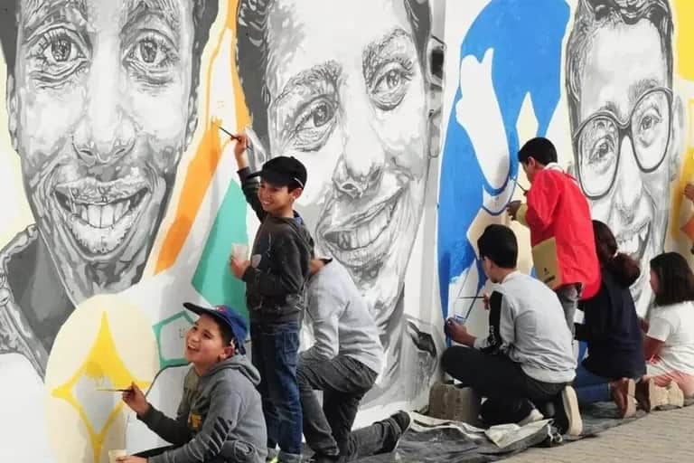 Street-art : Caterina Tur prend sous son aile des enfants d’Essaouira pour finaliser sa fresque