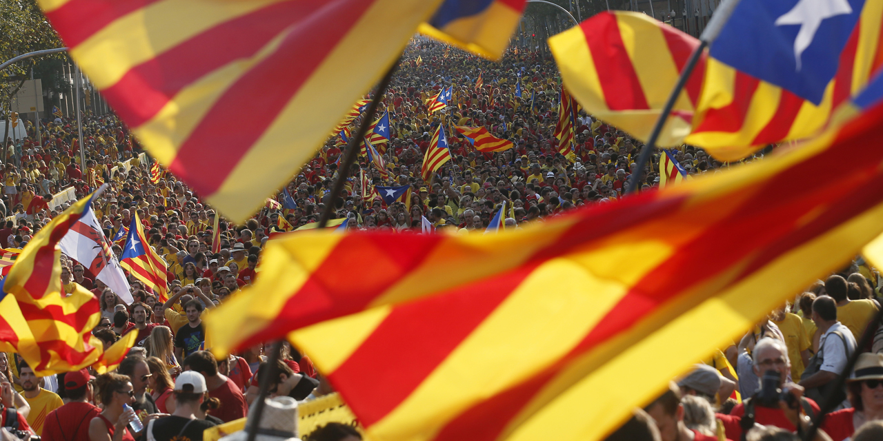 La Cour constitutionnelle d'Espagne suspend la loi pour créer un État catalan