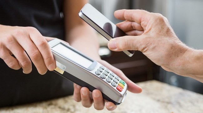 Les touristes peuvent désormais payer avec leurs téléphones sur les terminaux sans contact du CMI