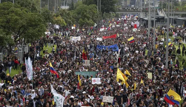 Des dizaines de milliers de Colombiens manifestent contre la politique du gouvernement, incidents à Bogotá et Cali