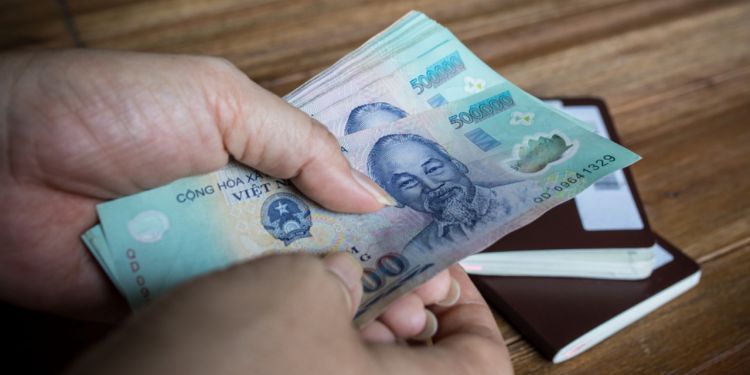 Covid-19 : Le Vietnam va désinfecter les billets de banque