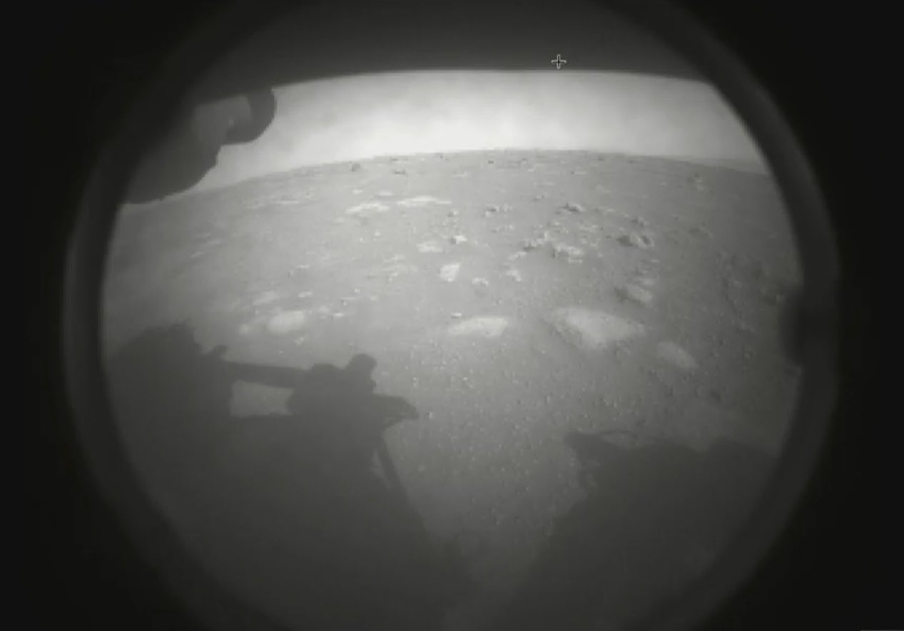 Après 6 mois de voyage, le rover Perseverance attérit sur Mars, voici sa première photo !