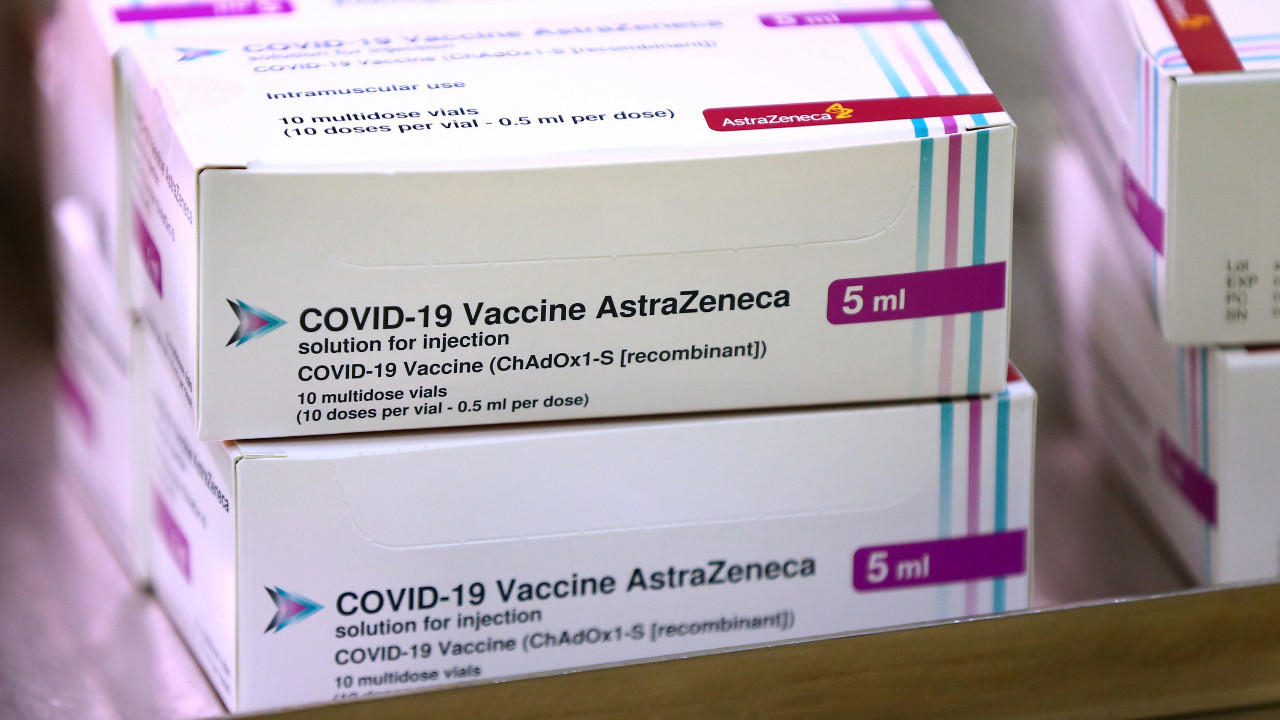 Vaccin anti-Covid: AstraZeneca autorisé de nouveau en France mais seulement pour les plus de 55 ans