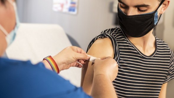 Vaccins: Les 12-17 ans commencent à recevoir leur deuxième dose