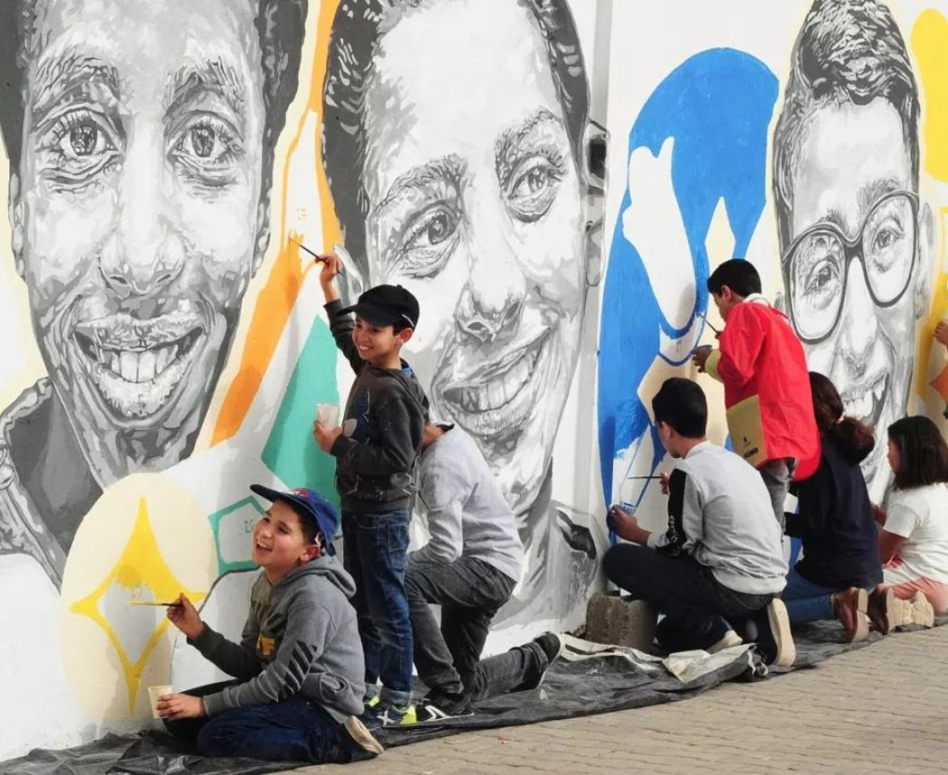 Street-art : Caterina Tur prend sous son aile des enfants d’Essaouira pour finaliser sa fresque