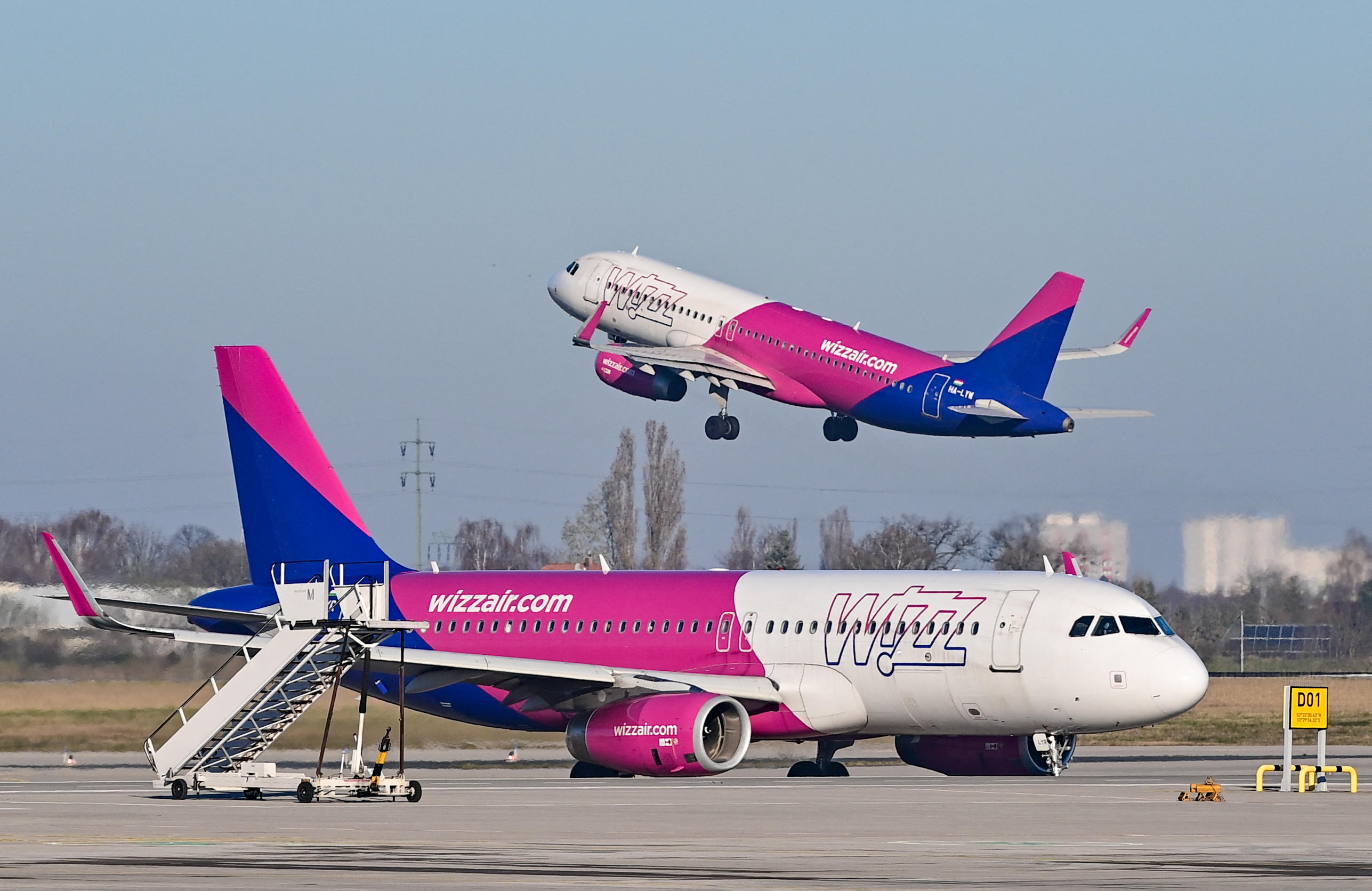 W iz. Wizz Air самолеты. Wizz Air Abu Dhabi самолеты. Wizz Air Hungary Ltd.. Лоукостер Визз Эйр.