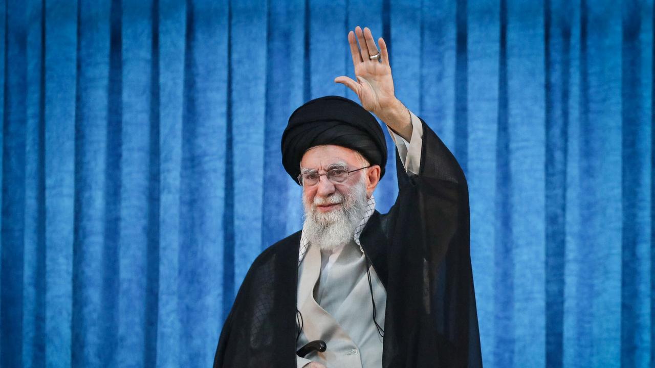 Frappes américano‑israéliennes en Iran : Ali Khamenei tué, Téhéran jure de venger sa mort
