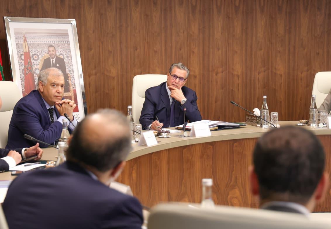 Tensions au Moyen-Orient : le gouvernement sécurise les stocks et maintient les prix