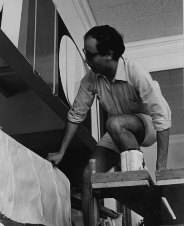 M. Melehi travaillant sur un projet de fresque dans la cafeteria du Minneapolis Institute of the Arts, 1962. Photo Toni Maraini. Archives Safieddine-Melehi.